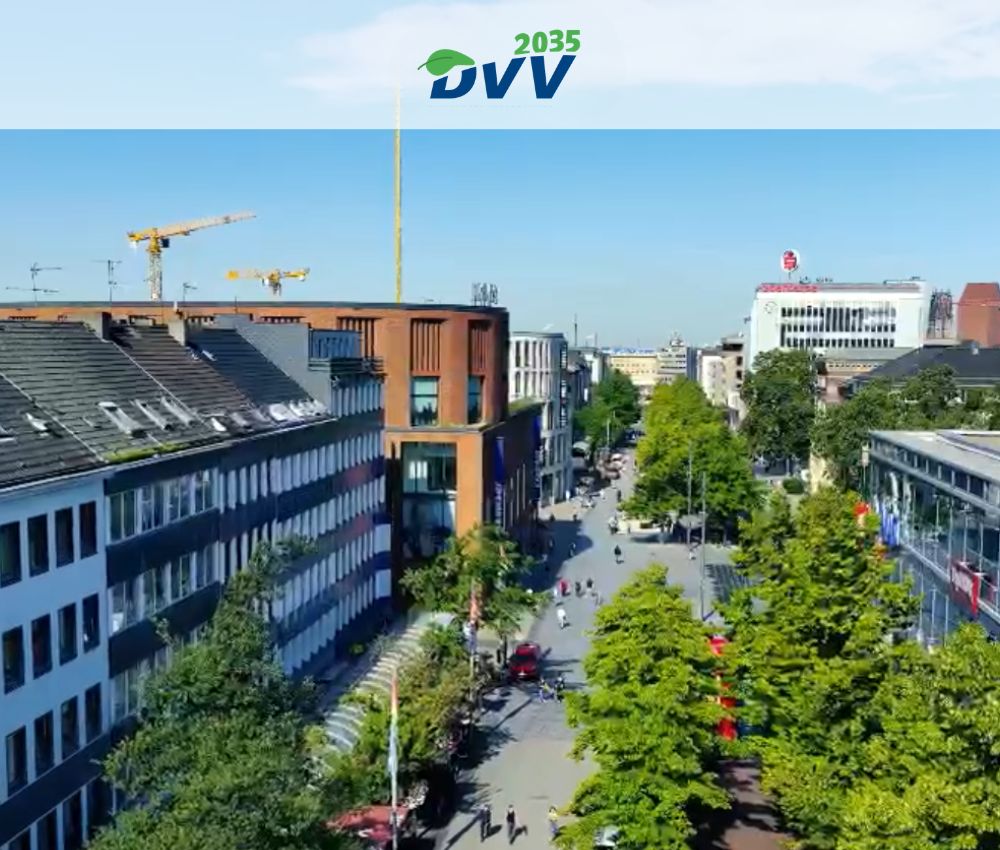 Blick über eine begrünte Duisburger Innenstadt im DVV-Jahresbericht 2023