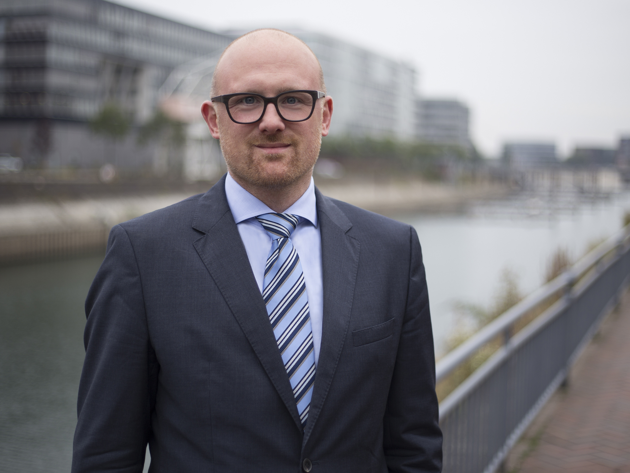 Sören Link, Oberbürgermeister von Duisburg, im Porträt am Innenhafen Duisburg