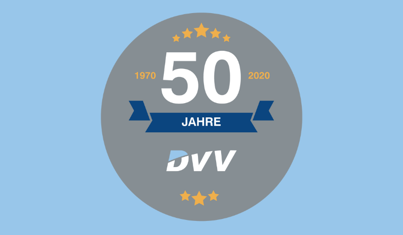 Grafik: DVV-Jubiläumslogo „50 Jahre“ mit Jahreszahlen 1970 und 2020