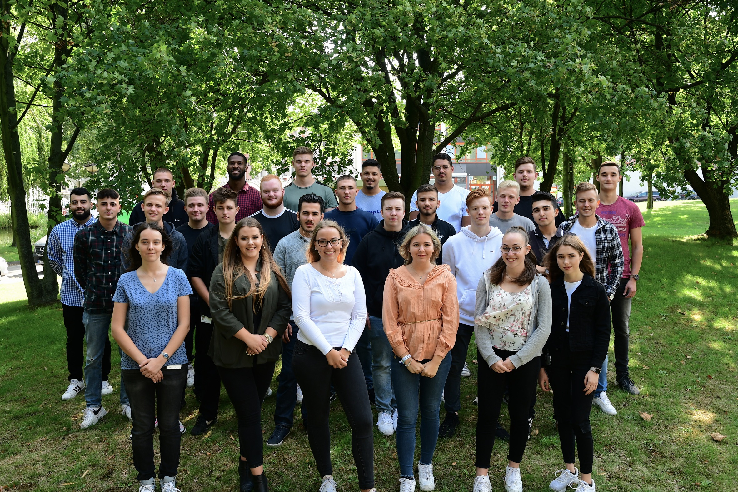 Gruppenfoto der neuen Auszubildenden des DVV-Konzerns zum Ausbildungsstart am 2. September 2019 im Grünen.