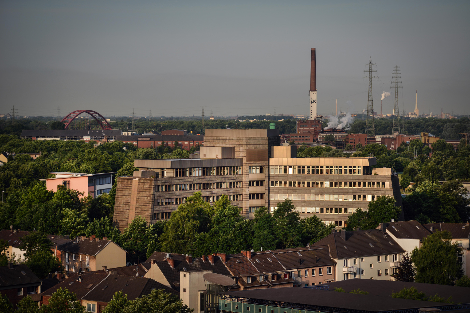 Panoramablick auf die DVV-Zentrale in Duisburg mit dem Kraftwerksgelände im Hintergrund.