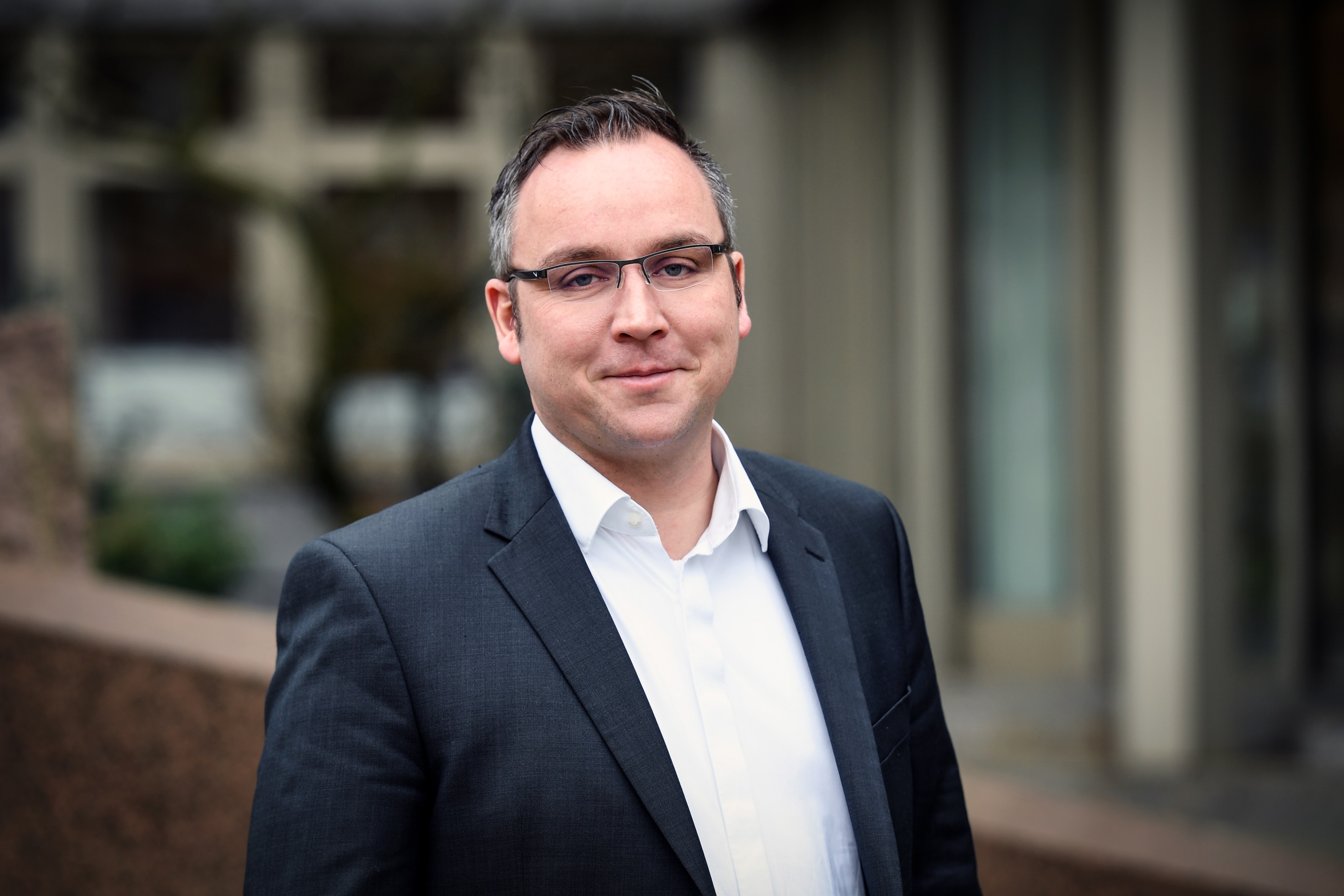 Porträt von Andreas Massing, Geschäftsführer der Netze Duisburg GmbH, im Außenbereich.