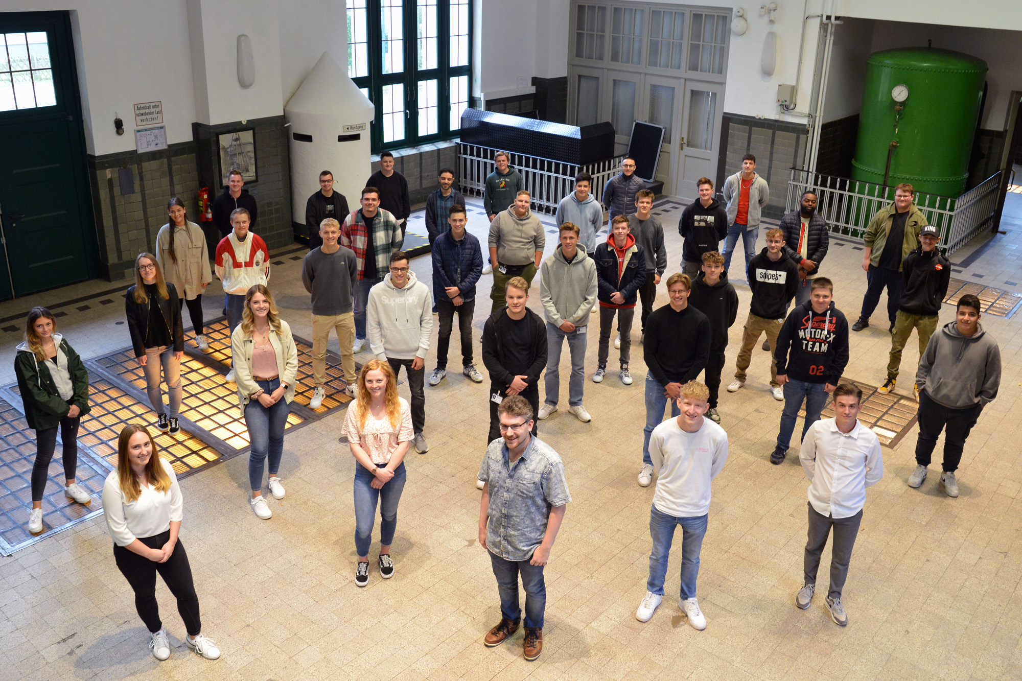 Neue Auszubildende des DVV-Konzerns beim Gruppenfoto im Wasserwerk der Stadtwerke Duisburg