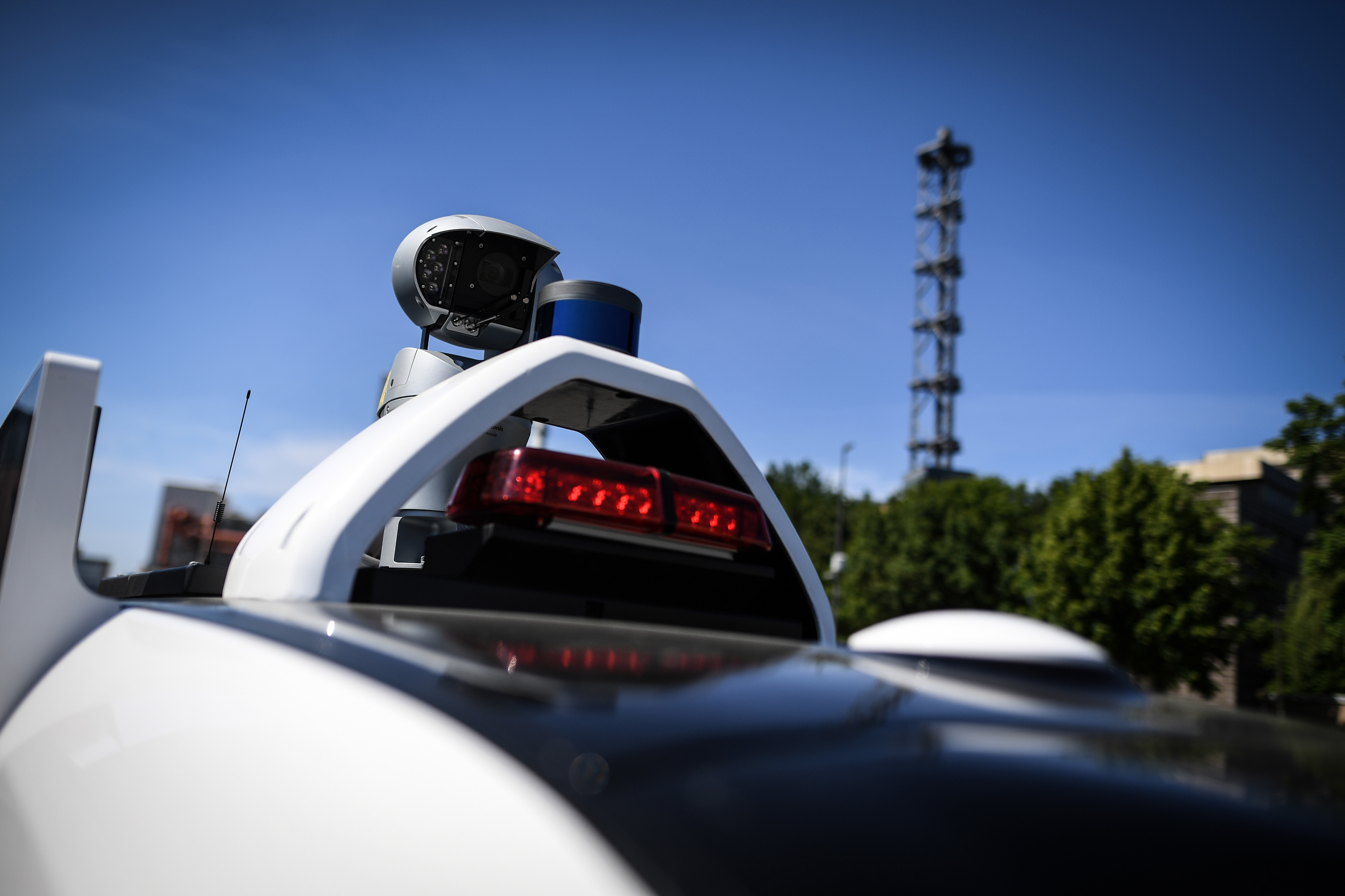 Detailaufnahme der Sensoren und Kameras des autonomen Fahrzeugs „Bobby“ mit Stadtwerketurm im Hintergrund