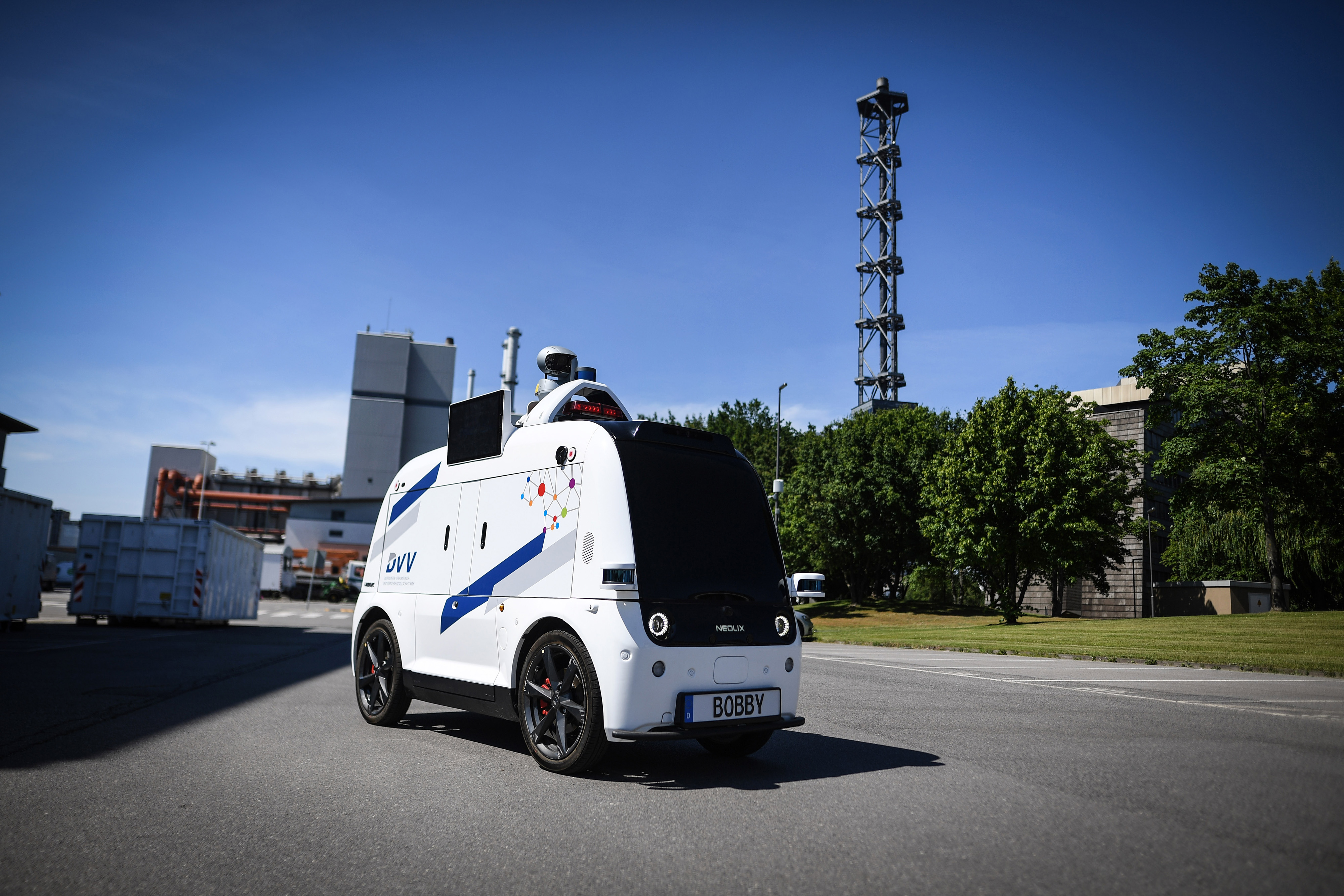 Autonomes Fahrzeug „Bobby“ auf dem Werksgelände der DVV mit Stadtwerketurm im Hintergrund