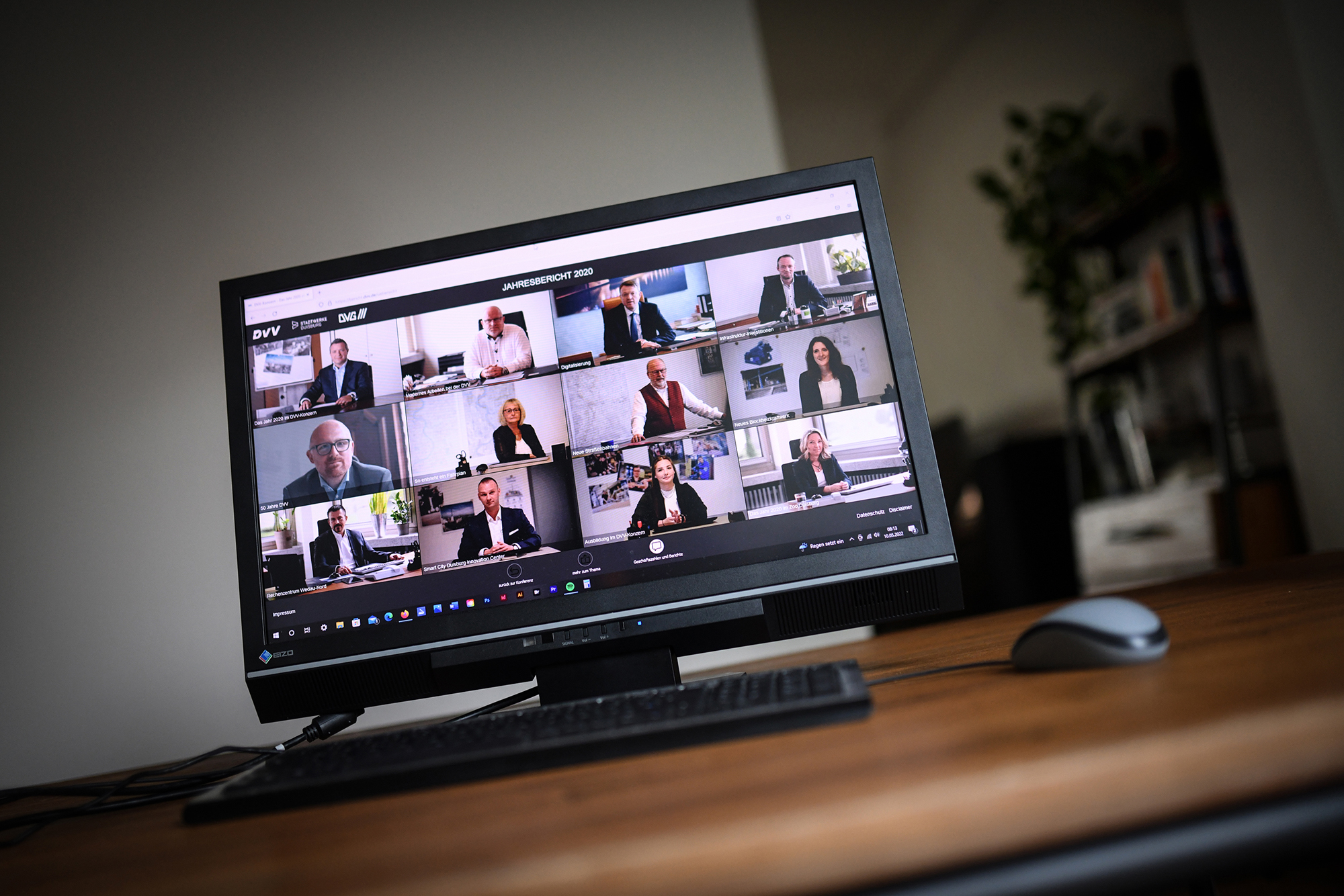 Monitor mit digitalem DVV-Geschäftsbericht 2020 im Stil einer Videokonferenz