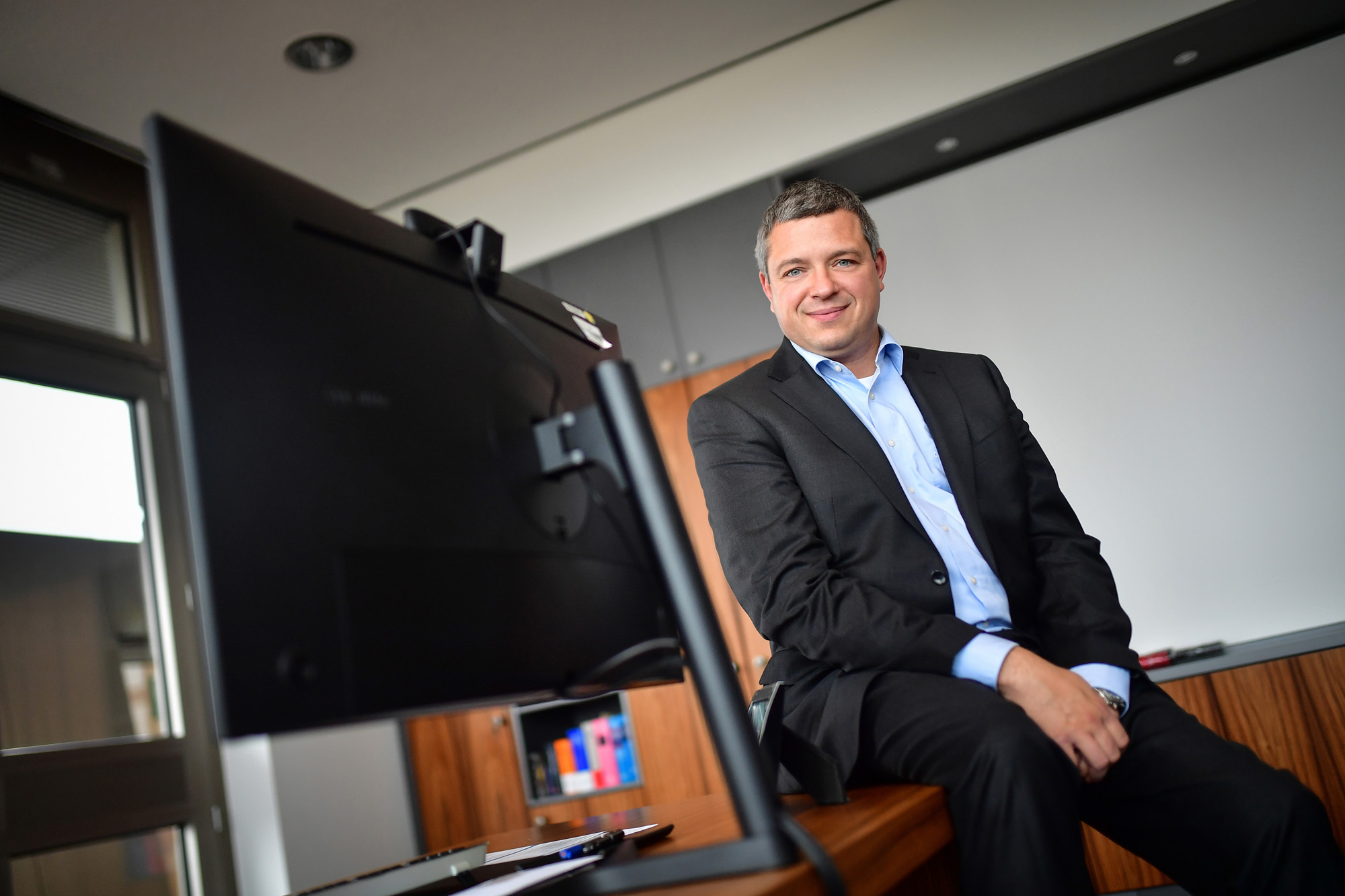 Marcus Wittig am Schreibtisch; er ist Vorsitzender der DVV-Geschäftsführung und Initiator der Studie „Duisburg von morgen“