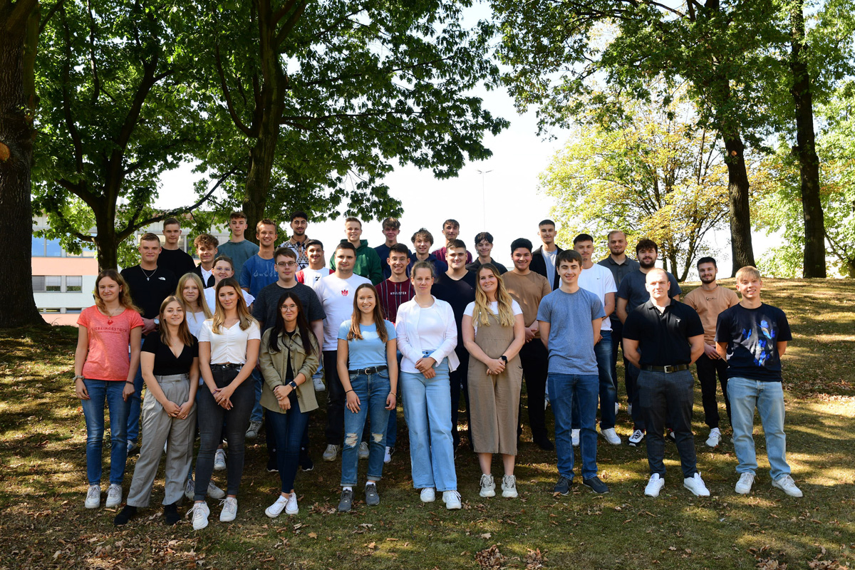 Gruppenbild der neuen Auszubildenden im DVV-Konzern beim Ausbildungsstart im Grünen.