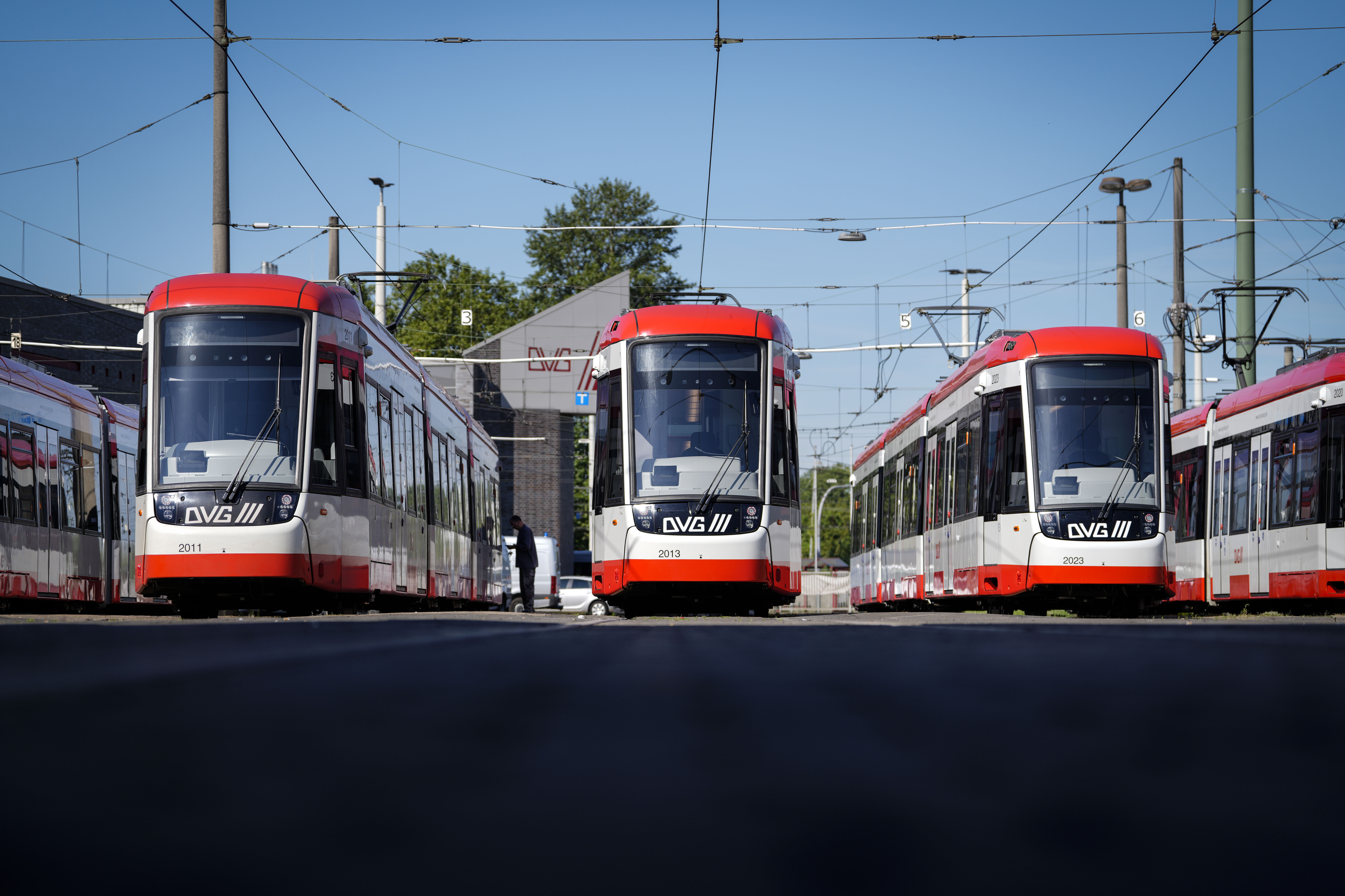 Drei DVG-Straßenbahnen stehen nebeneinander auf dem Betriebshof Grunewald