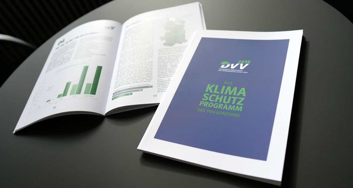 Klimaschutzprogramm der DVV als aufgeschlagene Broschüre auf einem Tisch